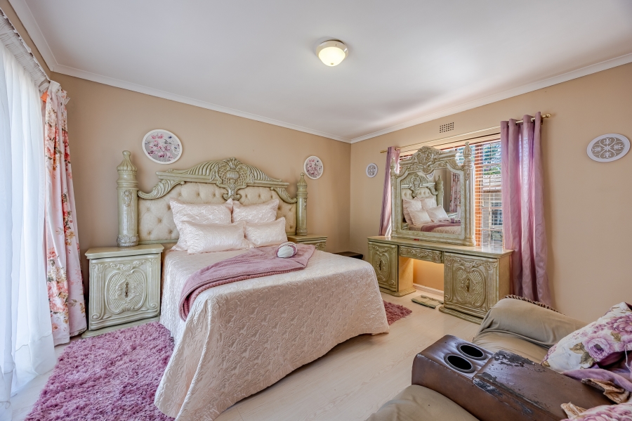 5 Bedroom Property for Sale in Bothasig Western Cape
